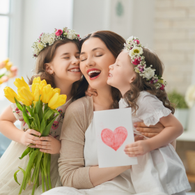 Maman reçoit carte et tulipes de ses filles Maman reçoit carte et tulipes de ses filles