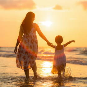 maman et fille au coucher de soleil maman et fille au coucher de soleil