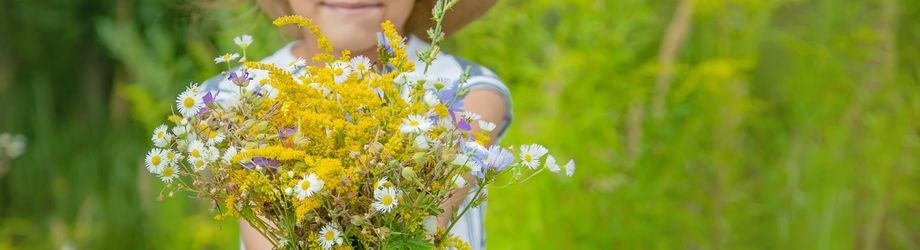 fleurs-mains-enfant-250x920
