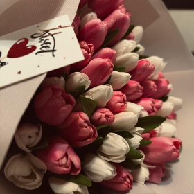 Magnifique bouquet de tulipes roses et blanches accompagné d’une carte avec un cœur, parfait pour la Saint-Valentin ou une déclaration d’amour. bouquet-tulipes-amour-saint-valentin