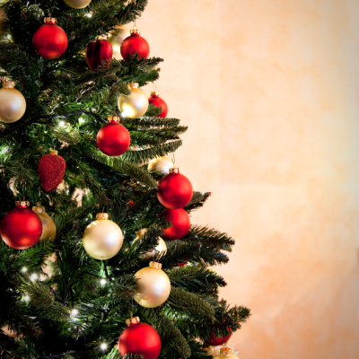 sapin-noel-decore-boules-rouges-dorees