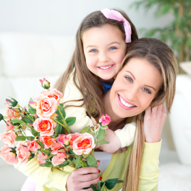 maman et petite fille avec un noeud maman et petite fille avec un noeud