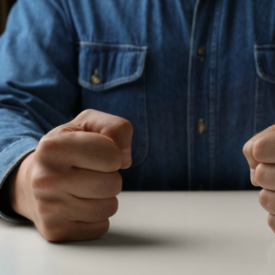 poings-serres-colere-frustration