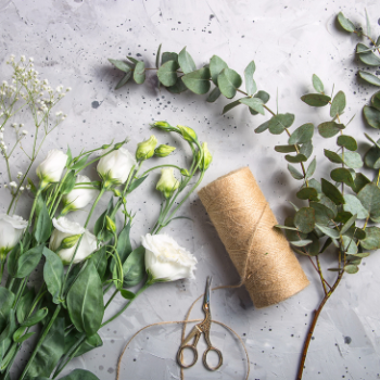 Créer une guirlande de fleurs en recyclant ses bouquets