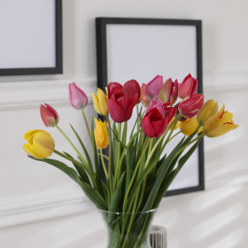 Bouquet de tulipes rouges et jaunes présenté dans un vase en verre transparent, idéal pour une décoration moderne et colorée. Parfait pour offrir ou embellir un salon avec une touche printanière élégante. bouquet-tulipes-rouges-jaunes-vase-verre