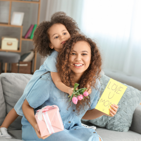 maman et fille sur son dos maman et fille sur son dos