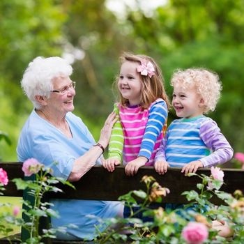 grand-mere-et-petits-enfants-350x350 grand-mere-et-petits-enfants-350x350