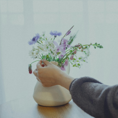 composition-fleurs-champetres-vase-blanc