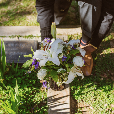 Quelles fleurs privilégier pour un hommage funéraire en avril ?