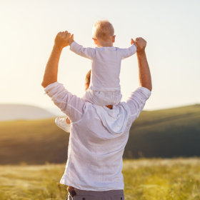 Papa porte son fils 
