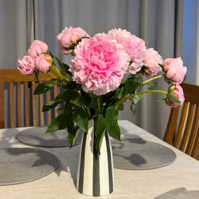 bouquet-pivoines-roses-vase-moderne