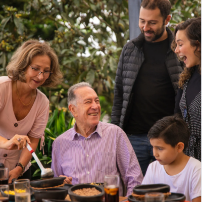 Moment convivial en famille autour d’un repas, réunissant plusieurs générations dans une ambiance joyeuse et chaleureuse. repas-famille-intergeneration-moment-convivial