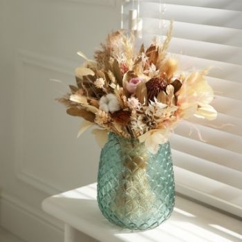 Bouquet haut de fleurs séchées dans vase moderne et transparent