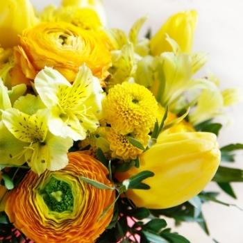 Bouquet dans les tons jaunes et oranges