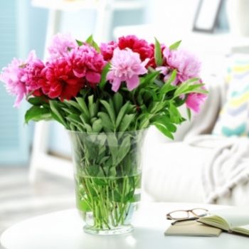 bouquet de fleurs roses dans joli vase posé dans le salon