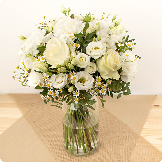Grâce et pureté sont à l'honneur dans notre bouquet Blanc perle, une création raffinée composée d’élégantes roses et de délicates fleurs de saison.