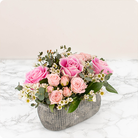arrangement de roses roses est le symbole de l'amour et de l'affection porté à un être cher.