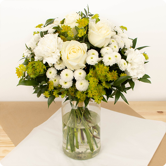 Ce bouquet est composé d’élégantes roses qui s’accordent parfaitement avec des fleurs de saison aux tons blancs et vert tendre.