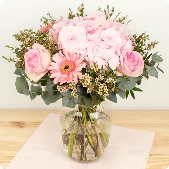 Composé de délicates fleurs dans les tons roses, Idylle est un bouquet à la fois doux et élégant.