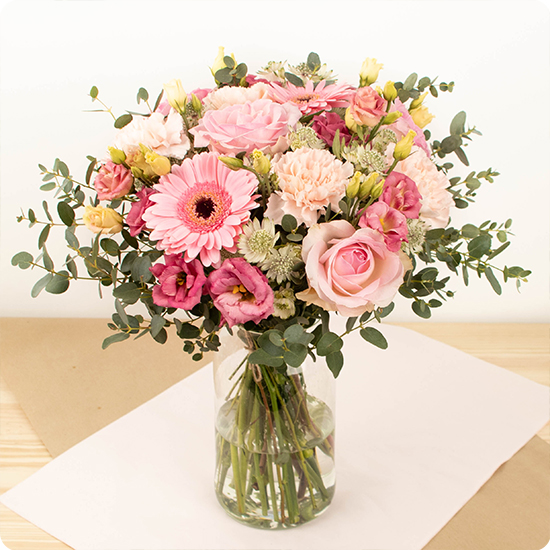 Ce bouquet de fleurs roses est un véritable hymne à la nature. Ses jolies roses et ses charmantes fleurs de saison 