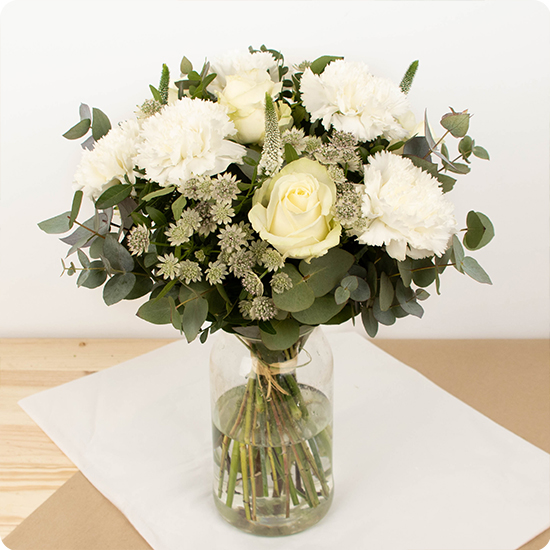  bouquet élégant et raffiné composé de roses blanches se mariant à la perfection avec des fleurs de saison et un délicat feuillage