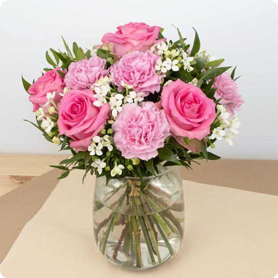 Généreux et gourmand, Macaron associe roses et autres fleurs de saison dans de délicates teintes de rose pour transmettre vos messages avec tendresse et réjouir à coup sûr son destinataire !
