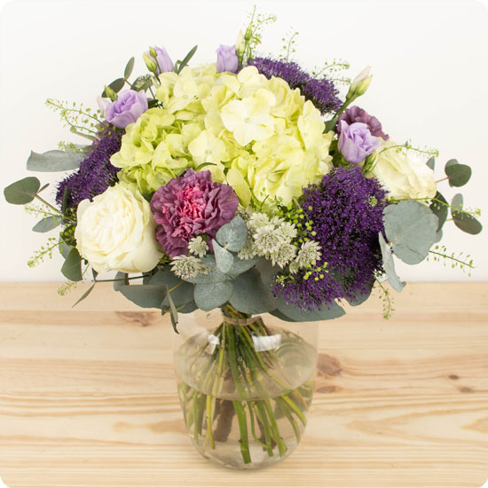 Ce bouquet, composé d'hortensias, de roses et de délicates fleurs de saison dans les tons blancs et verts, relevés par des touches de violet, créé un contraste plein de fraîcheur.