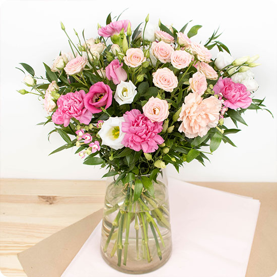  Merveille est la création florale parfaite, composé de fleurs variées dans un camaïeu de rose irrésistible... Soyez sûr de faire plaisir !