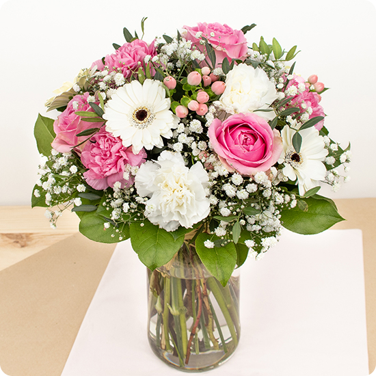 Charmant bouquet associant des roses à d'autres fleurs de saison aux couleurs lumineuses dans les tons roses et blanc, pour une harmonie pleine d'émotion.