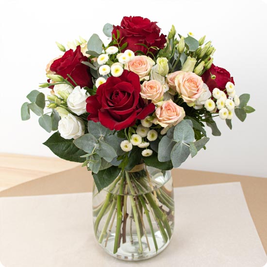 gros bouquet rond avec roses rouges et feuillage
