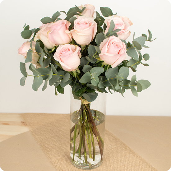 bouquet haut de roses pastel avec eucalyptus