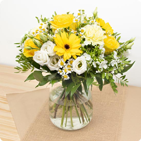 Un bouquet rempli de lumière pour donner le sourire à son destinataire ! Composé de belles roses jaunes et de fleurs fraîches dans les tons jaunes et blancs, Sunlight saura ravir à coup sûr !
