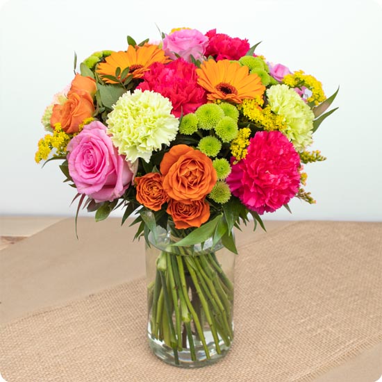 Composé de roses, d'œillets et d'autres fleurs de saison aux couleurs éclatantes
