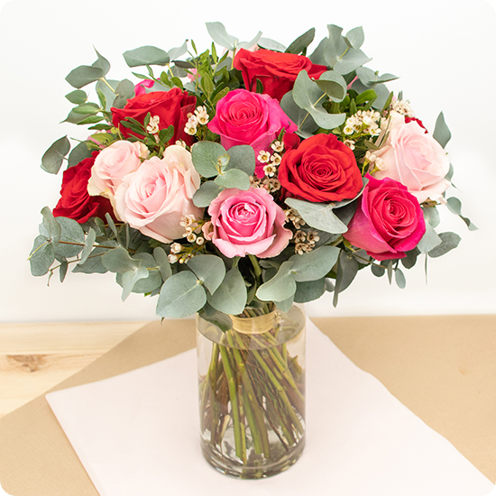 Avec ses roses aux couleurs de l'amour et de la féminité, Absolu est un bouquet somptueux et généreux, orné de feuillage d'eucalyptus et travaillé dans un esprit naturel avec une touche de petites fleurs blanches pour le romantisme.