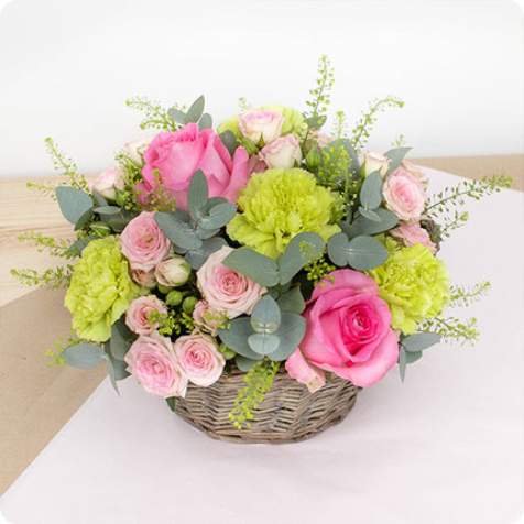 Centre de table  teintes tendres et délicates composé de Roses, de fleurs variés et d'un jolie feuillage