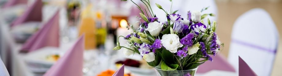 Bouquet haut dans les tons blancs et violets avec feuillage
