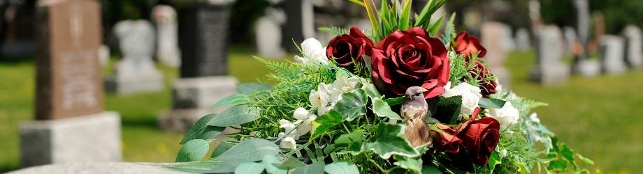 composition de fleurs pour sépulture avec des roses rouges