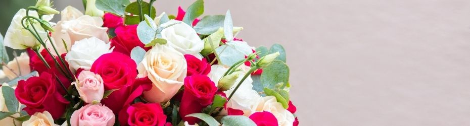 Bouquet de roses blanches, roses et rouges bien ouverte