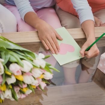 lettre d'enfant avec brassée de tulipe
