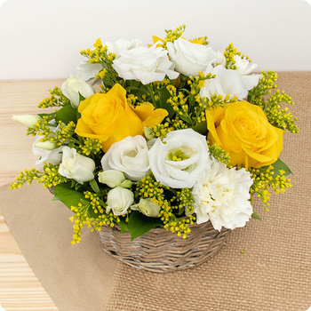 Composition de fleurs jaunes et blanches