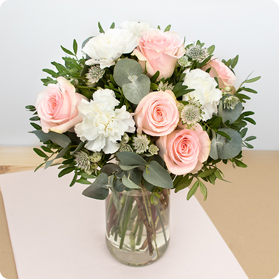 bouquet rond avec roses roses délicates