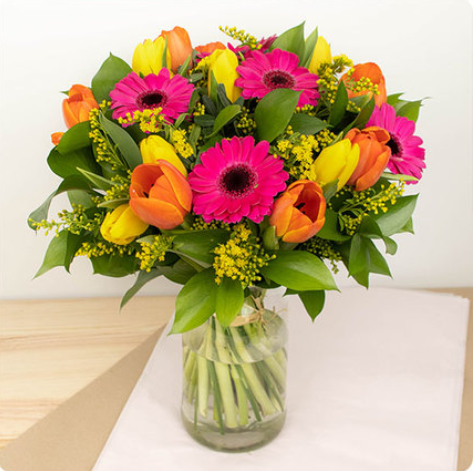 Bouquet de fleurs coloré et pétillant... Une boule d'énergie florale à offrir pour partager sa joie ! Composé de belles tulipes de saison, Energy est le bouquet parfait en toute occasion !
