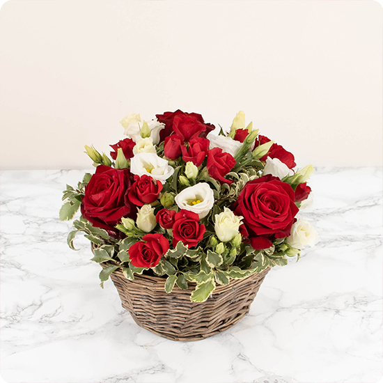 Arrangement de fleurs pour deuil composé de majestueuses roses et de belles fleurs de saison
