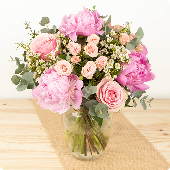 Cet élégant bouquet est composé de magnifiques pivoines, de roses, et d'un assortiment de fleurs dans des tons doux et pastel. Avec ses fleurs délicates